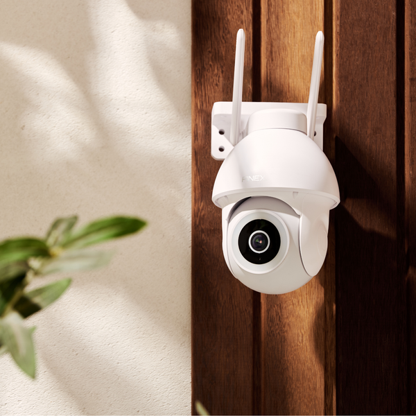 Met de Finex Beveiligingscamera Pro houd je altijd en overal jouw eigendom in de gaten. Dankzij de 4K Ultra HD beeldkwaliteit geniet je van extreem scherp beeld, zodat geen enkel detail je ontgaat.