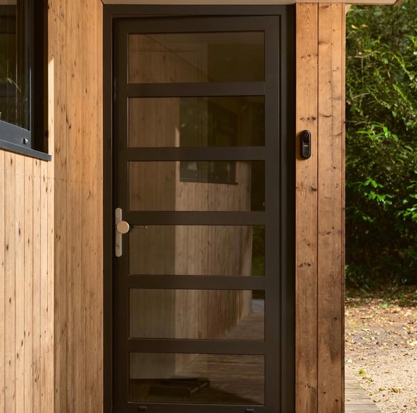 First impressions matter. Smart protection from the moment someone rings the bell. ❄️